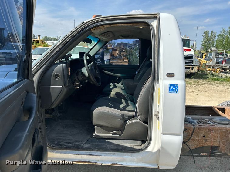 image for item DR4668 2004 Chevrolet Silverado 3500  pickup truck cab and chassis