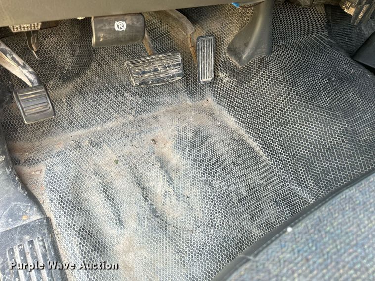 image for item DR4668 2004 Chevrolet Silverado 3500  pickup truck cab and chassis