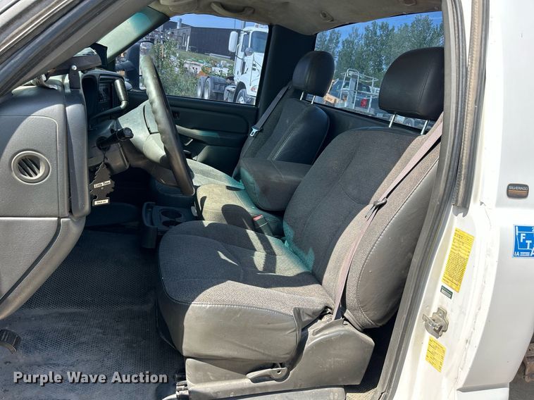 image for item DR4668 2004 Chevrolet Silverado 3500  pickup truck cab and chassis