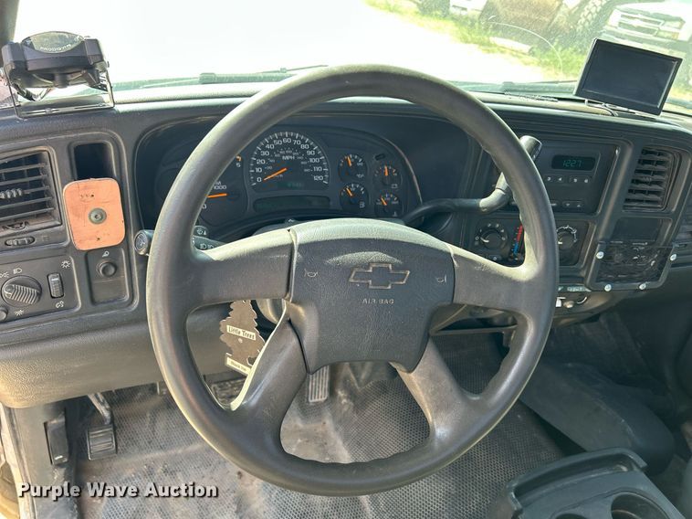 image for item DR4668 2004 Chevrolet Silverado 3500  pickup truck cab and chassis