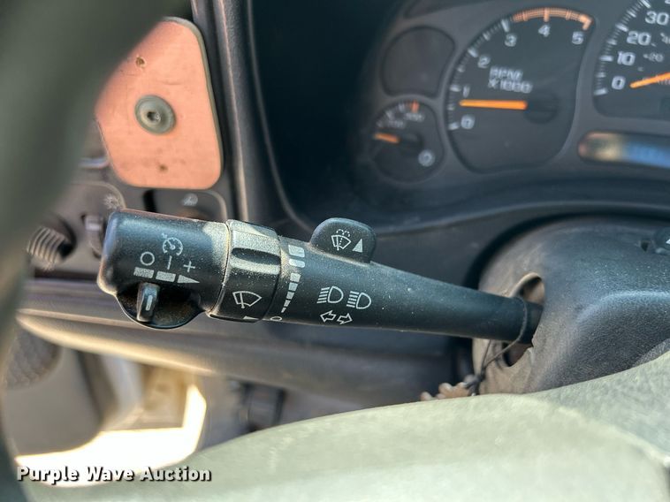 image for item DR4668 2004 Chevrolet Silverado 3500  pickup truck cab and chassis