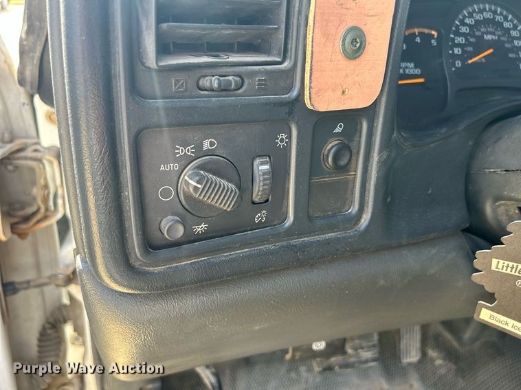 image for item DR4668 2004 Chevrolet Silverado 3500  pickup truck cab and chassis