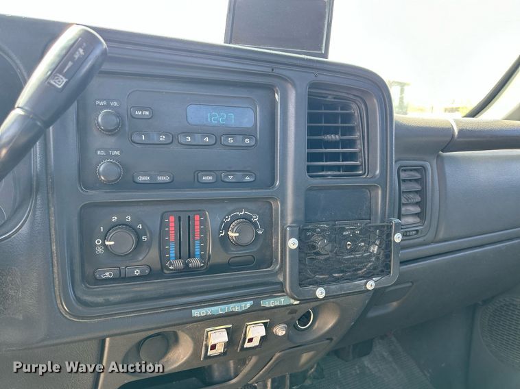 image for item DR4668 2004 Chevrolet Silverado 3500  pickup truck cab and chassis