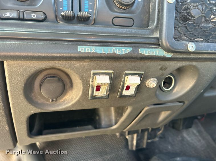 image for item DR4668 2004 Chevrolet Silverado 3500  pickup truck cab and chassis