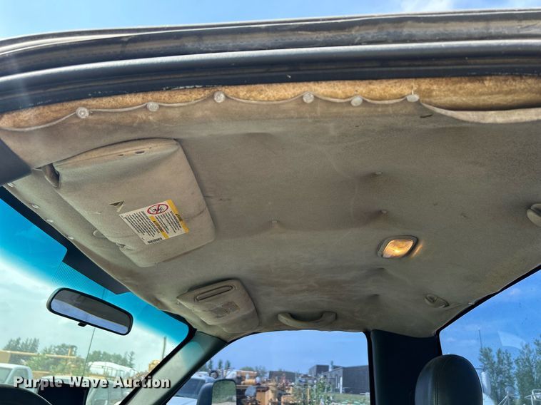 image for item DR4668 2004 Chevrolet Silverado 3500  pickup truck cab and chassis