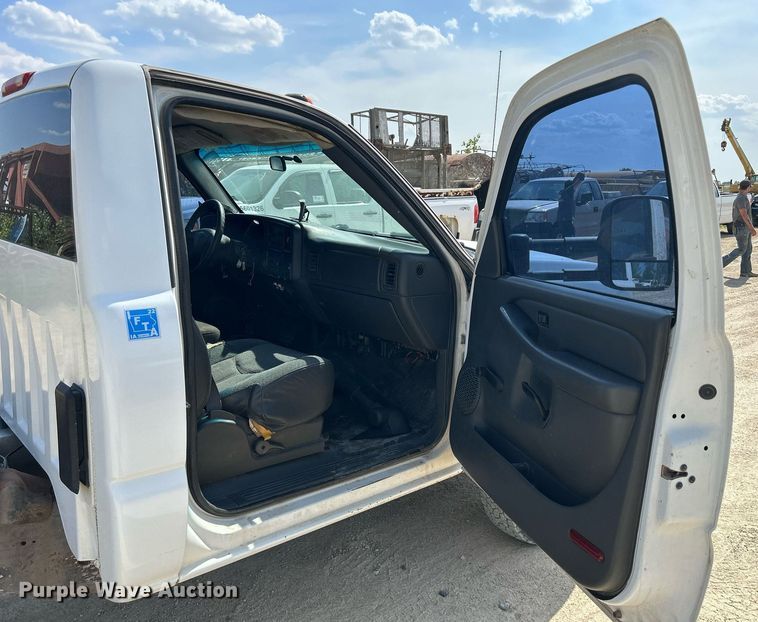 image for item DR4668 2004 Chevrolet Silverado 3500  pickup truck cab and chassis