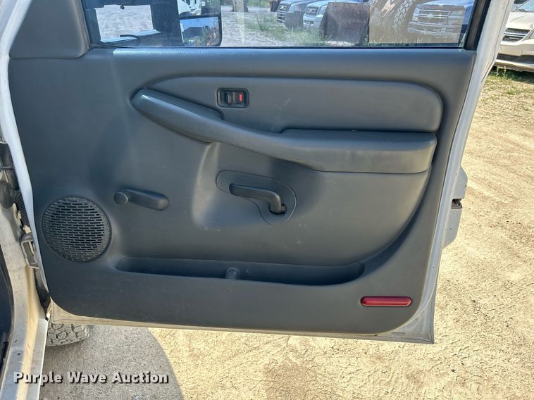 image for item DR4668 2004 Chevrolet Silverado 3500  pickup truck cab and chassis