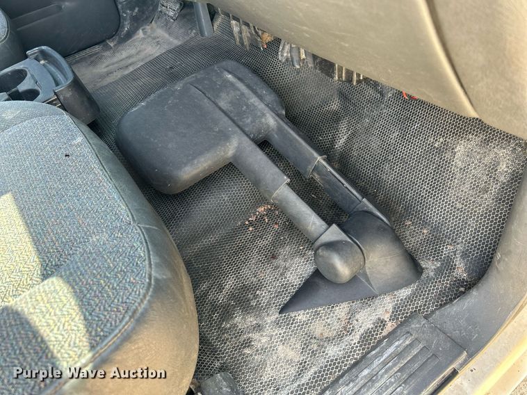 image for item DR4668 2004 Chevrolet Silverado 3500  pickup truck cab and chassis