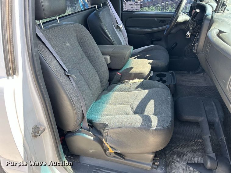 image for item DR4668 2004 Chevrolet Silverado 3500  pickup truck cab and chassis