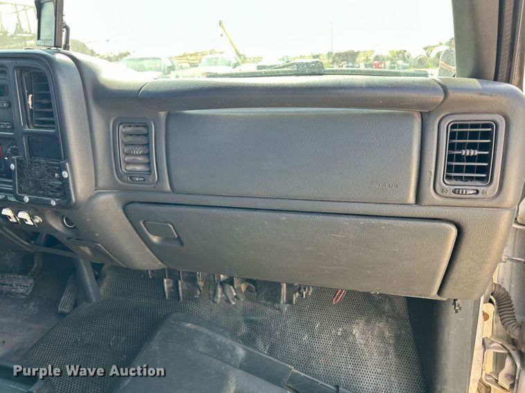 image for item DR4668 2004 Chevrolet Silverado 3500  pickup truck cab and chassis