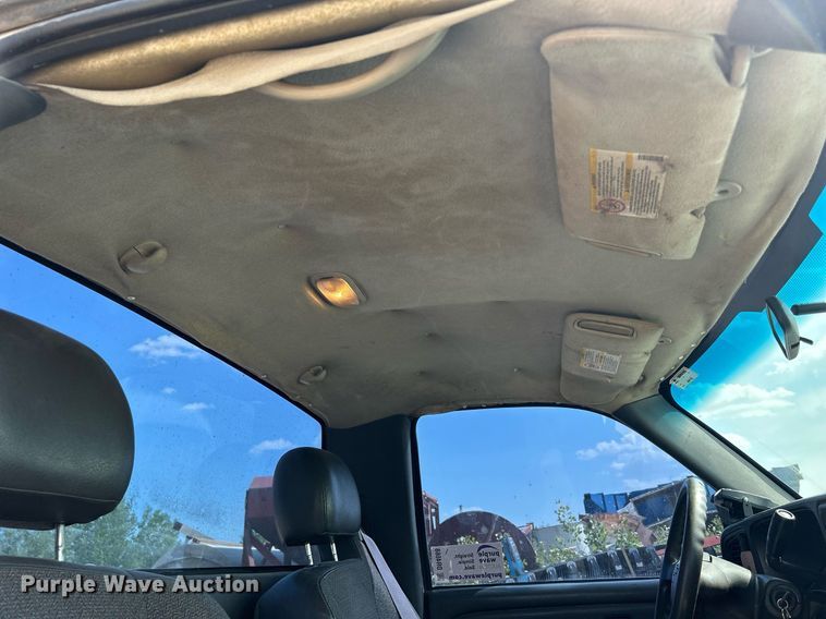 image for item DR4668 2004 Chevrolet Silverado 3500  pickup truck cab and chassis