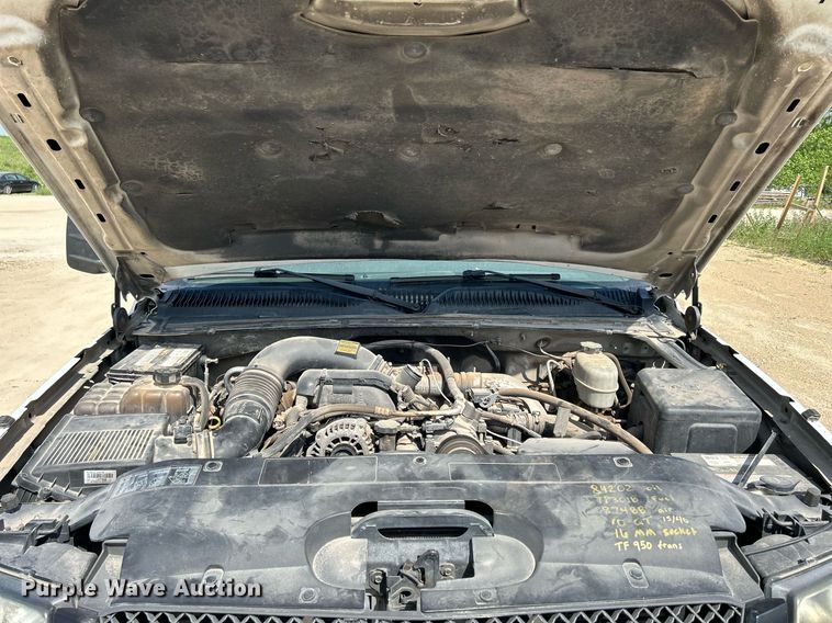 image for item DR4668 2004 Chevrolet Silverado 3500  pickup truck cab and chassis