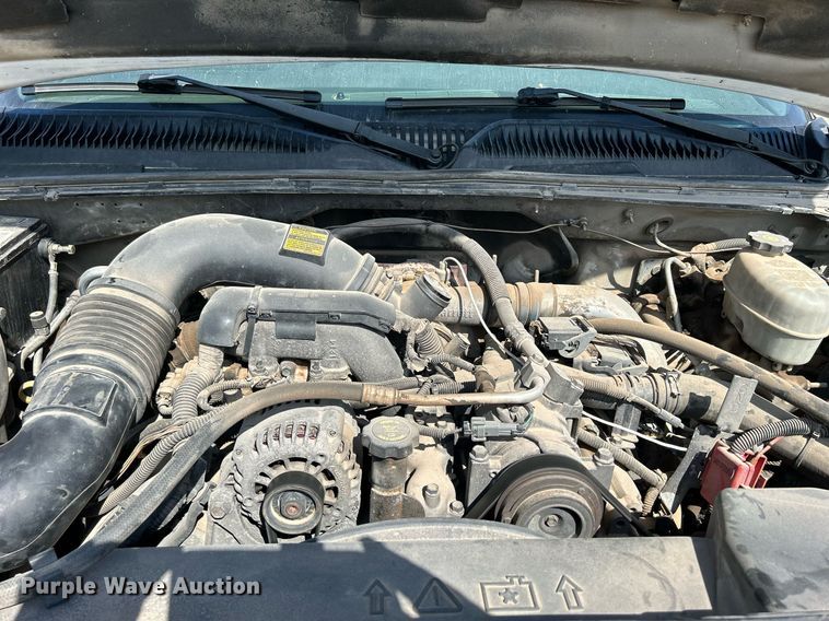 image for item DR4668 2004 Chevrolet Silverado 3500  pickup truck cab and chassis