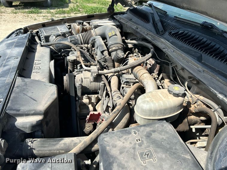 image for item DR4668 2004 Chevrolet Silverado 3500  pickup truck cab and chassis