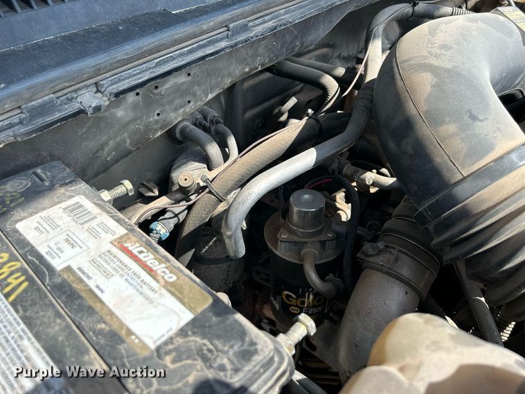 image for item DR4668 2004 Chevrolet Silverado 3500  pickup truck cab and chassis