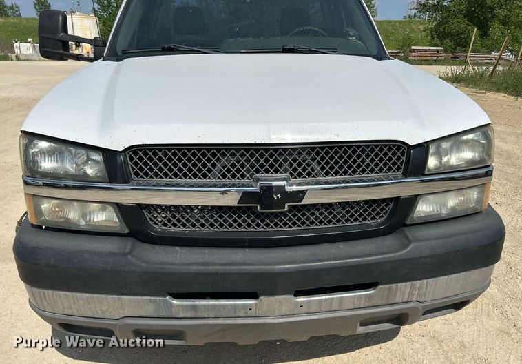image for item DR4668 2004 Chevrolet Silverado 3500  pickup truck cab and chassis