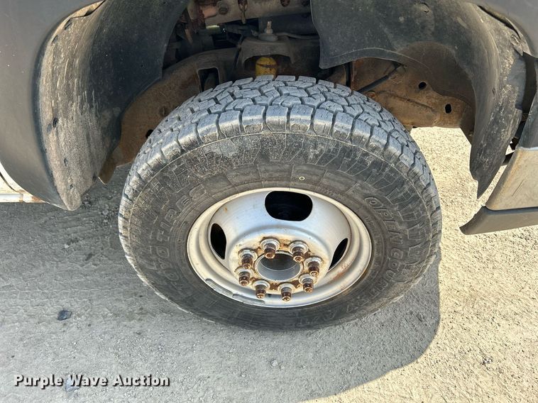 image for item DR4668 2004 Chevrolet Silverado 3500  pickup truck cab and chassis