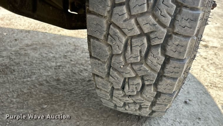 image for item DR4668 2004 Chevrolet Silverado 3500  pickup truck cab and chassis