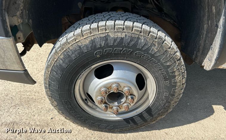 image for item DR4668 2004 Chevrolet Silverado 3500  pickup truck cab and chassis