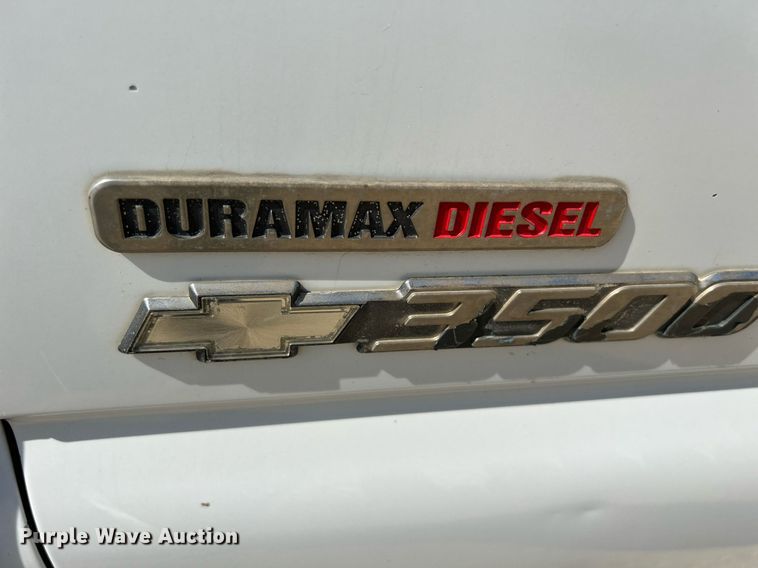 image for item DR4668 2004 Chevrolet Silverado 3500  pickup truck cab and chassis