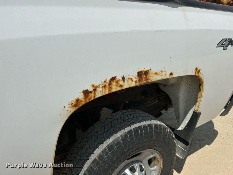 image for item DR4670 2013 Chevrolet Silverado 2500HD  Crew Cab pickup truck