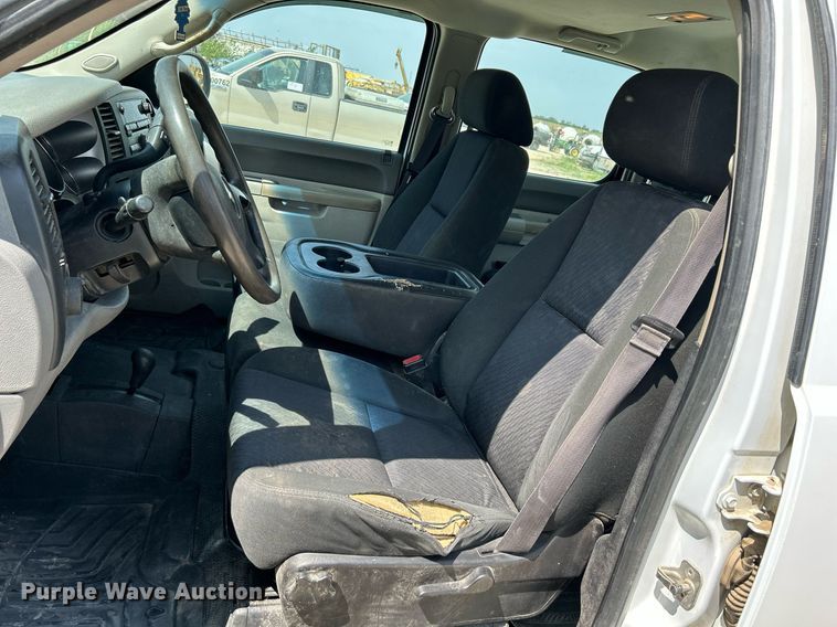 image for item DR4670 2013 Chevrolet Silverado 2500HD  Crew Cab pickup truck