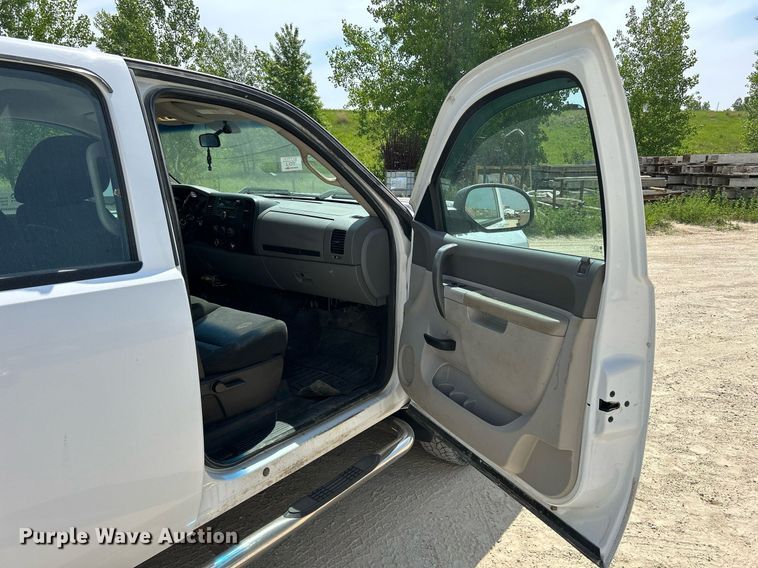 image for item DR4670 2013 Chevrolet Silverado 2500HD  Crew Cab pickup truck