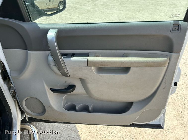 image for item DR4670 2013 Chevrolet Silverado 2500HD  Crew Cab pickup truck