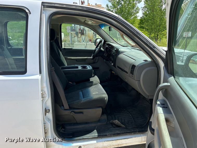 image for item DR4670 2013 Chevrolet Silverado 2500HD  Crew Cab pickup truck