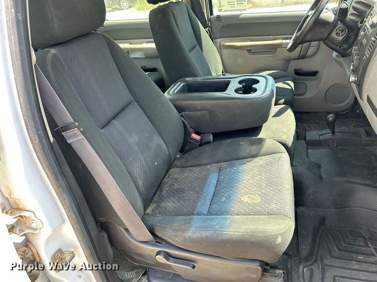 image for item DR4670 2013 Chevrolet Silverado 2500HD  Crew Cab pickup truck