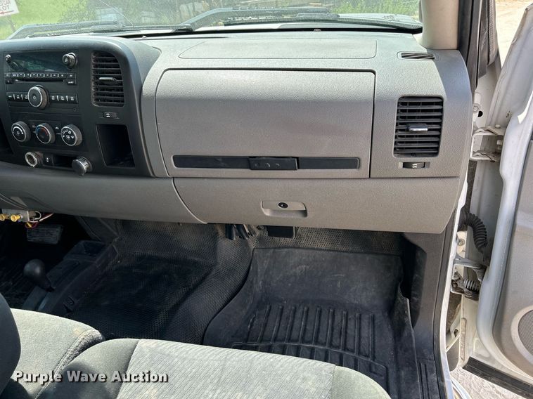 image for item DR4670 2013 Chevrolet Silverado 2500HD  Crew Cab pickup truck