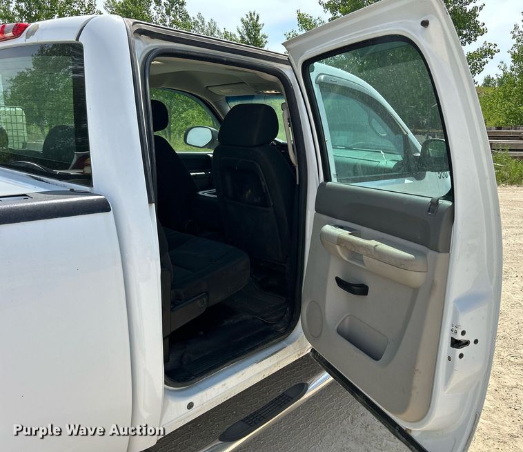 image for item DR4670 2013 Chevrolet Silverado 2500HD  Crew Cab pickup truck