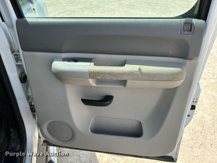 image for item DR4670 2013 Chevrolet Silverado 2500HD  Crew Cab pickup truck