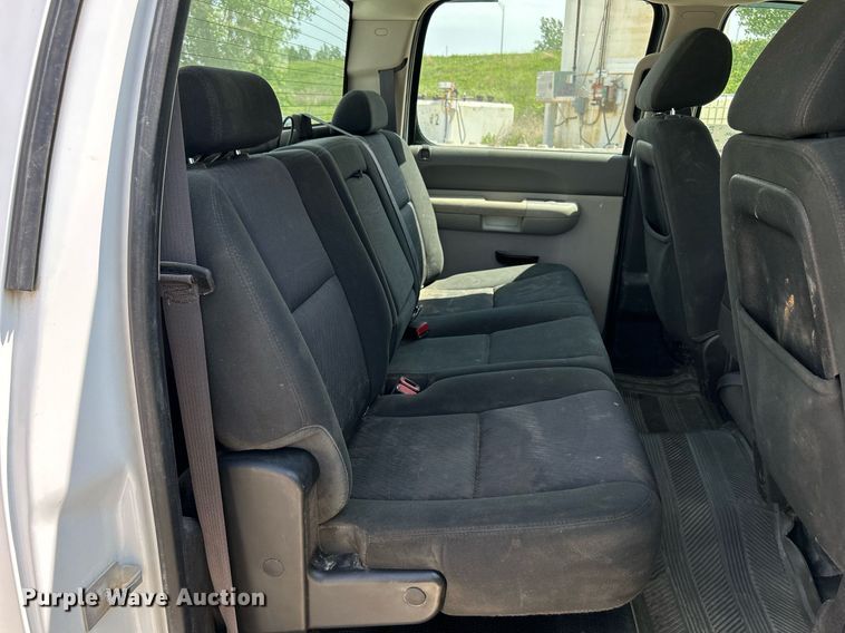 image for item DR4670 2013 Chevrolet Silverado 2500HD  Crew Cab pickup truck