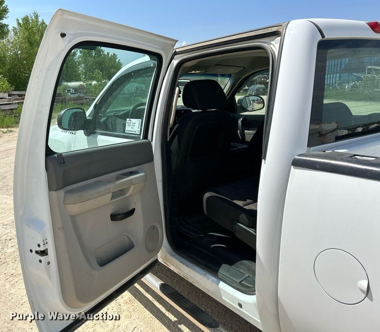 image for item DR4670 2013 Chevrolet Silverado 2500HD  Crew Cab pickup truck