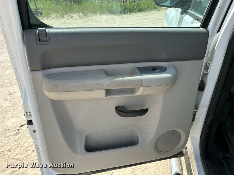 image for item DR4670 2013 Chevrolet Silverado 2500HD  Crew Cab pickup truck