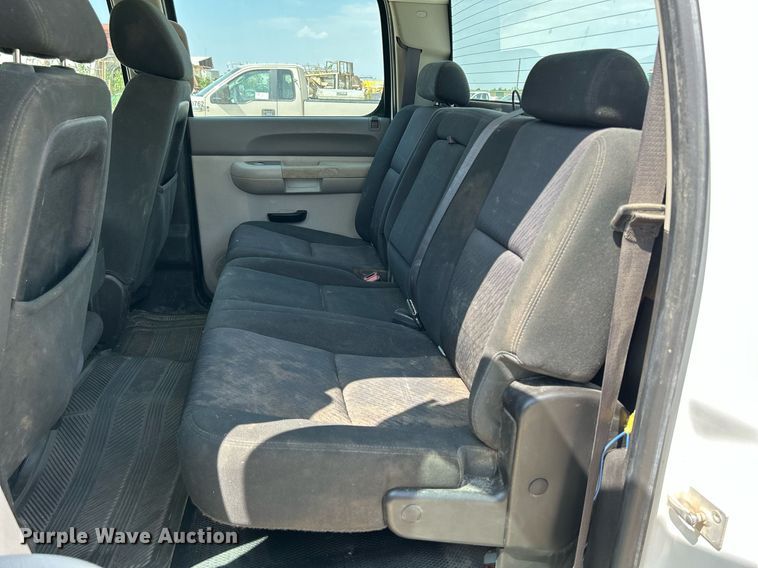 image for item DR4670 2013 Chevrolet Silverado 2500HD  Crew Cab pickup truck