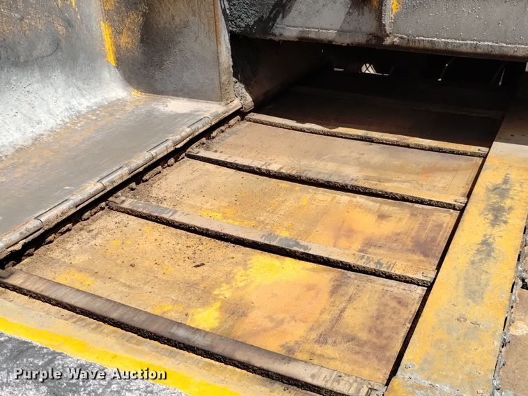 image for item HI9819 2005 LeeBoy 8515  paver