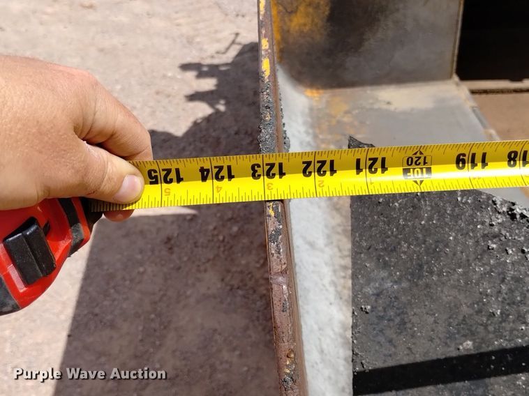 image for item HI9819 2005 LeeBoy 8515  paver