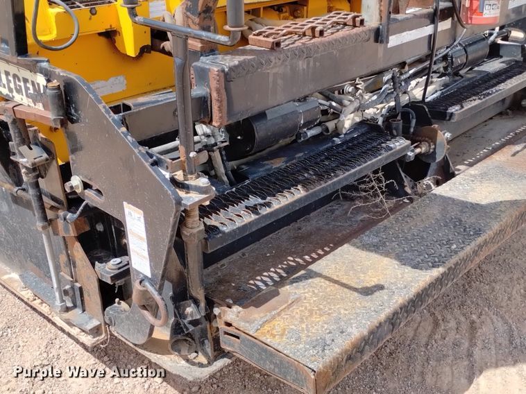 image for item HI9819 2005 LeeBoy 8515  paver