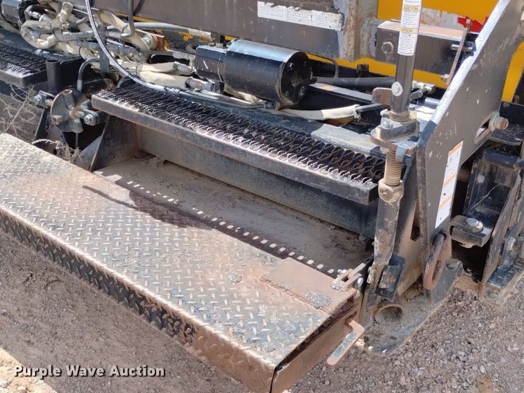 image for item HI9819 2005 LeeBoy 8515  paver