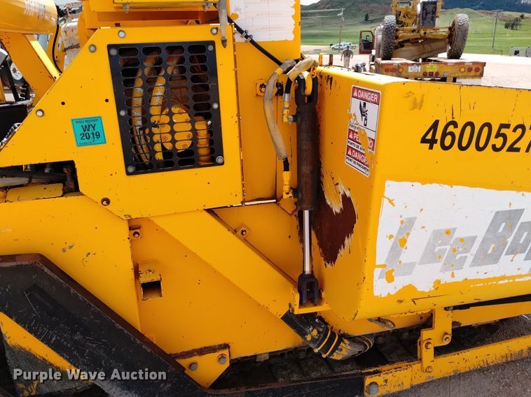 image for item HI9819 2005 LeeBoy 8515  paver