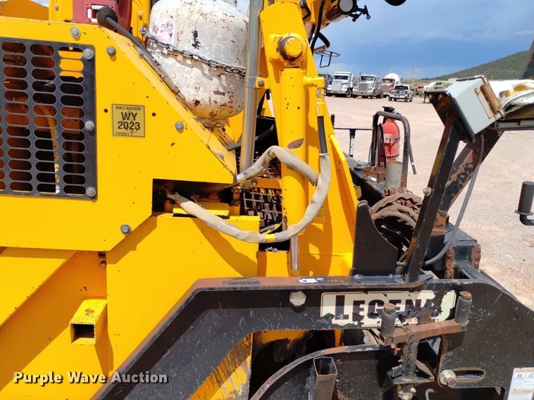 image for item HI9819 2005 LeeBoy 8515  paver