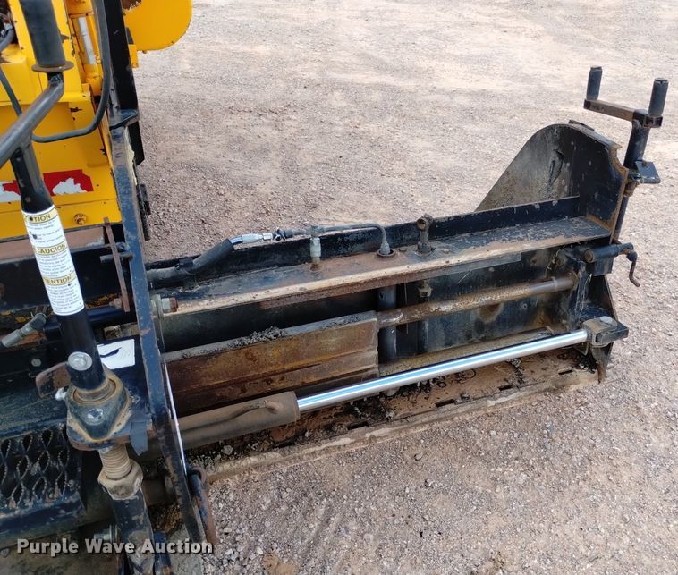 image for item HI9819 2005 LeeBoy 8515  paver