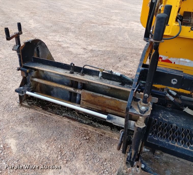 image for item HI9819 2005 LeeBoy 8515  paver