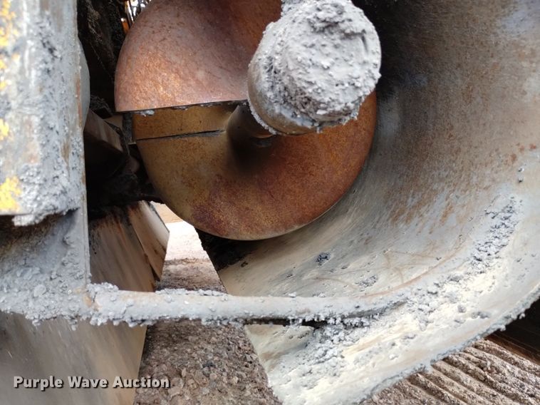 image for item HI9819 2005 LeeBoy 8515  paver