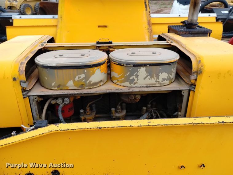 image for item HI9819 2005 LeeBoy 8515  paver