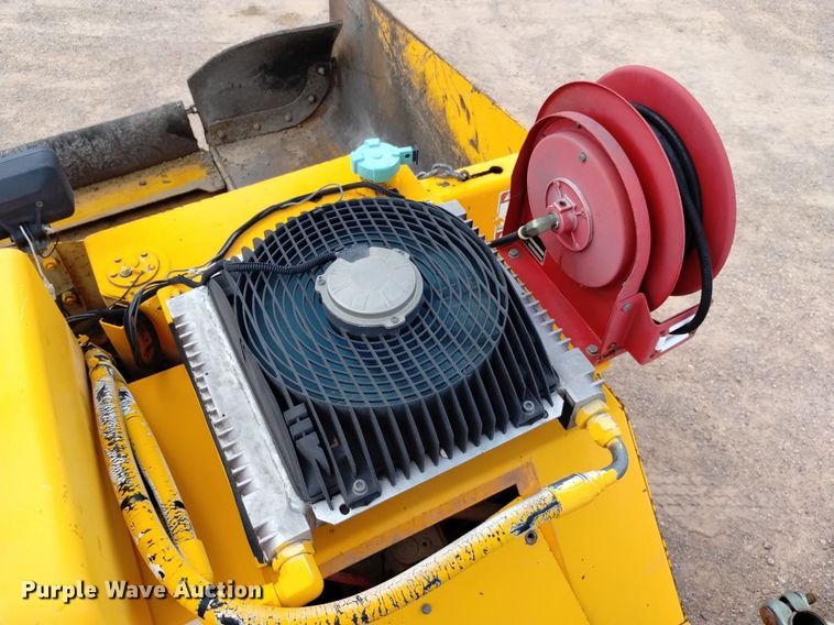 image for item HI9819 2005 LeeBoy 8515  paver