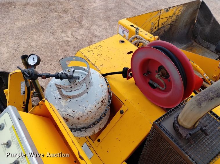 image for item HI9819 2005 LeeBoy 8515  paver