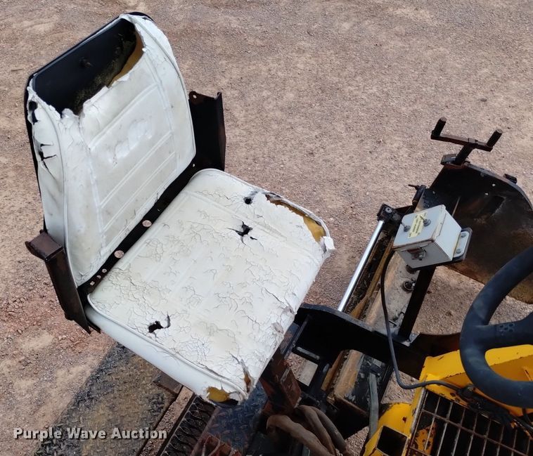 image for item HI9819 2005 LeeBoy 8515  paver